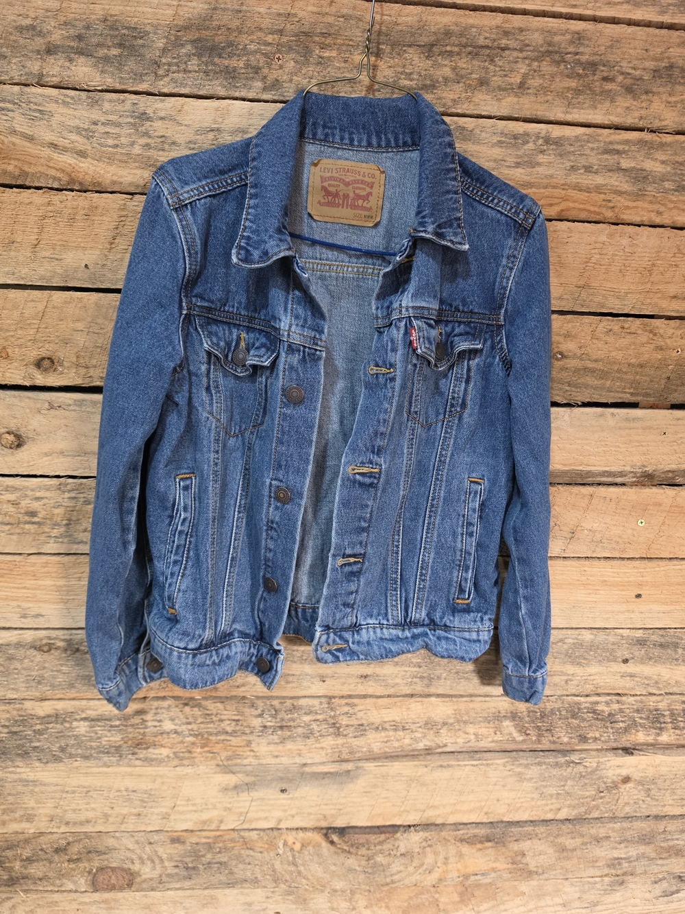 Levi's Women's Medium Wash Denim Trucker Jacket Size Medium Button Front Classic